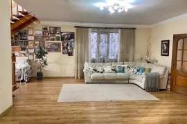 Дом 417 м² на участке 11 сот.